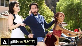 Возбужденная мачеха присоединяется к своему мужу-извращенцу и грязной падчерице после того, как она застукала их за сильным трахом порно